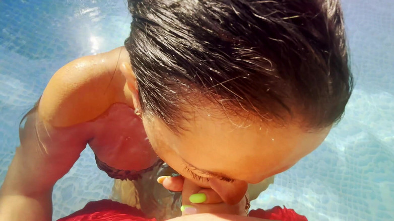 MilfyCalla: Milf cachonda se divierte en la piscina 280