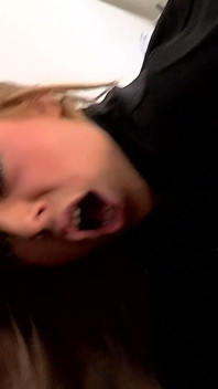 Hete tiener Logan Montoya flirt met haar collega's