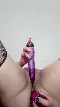 Esposa puta se masturba para o amigo de trabalho do marido, penetra sua bunda e buceta como uma cadela real