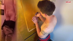 GLORYHOLEGAYS: Tabu gloryhole first: štíhlá blonďatá hetero teen (18) foukaná divoce gay klukem