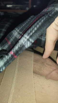 PantyhoseJuicyCummer: Doce pau grande em meia-calça com estampa brilhante nua debaixo...