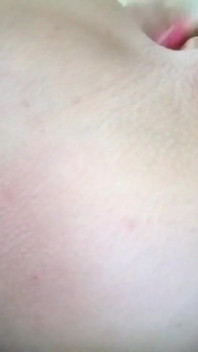 Muito close-up cu provocando e dedo