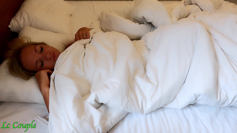 LC couple: Vaknar fru på morgonen med tungan och knullar henne så...