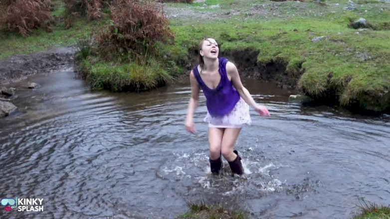 UKCuteGirl Lucy Lauren: Dobrze sploshing w butach i bez majtek!