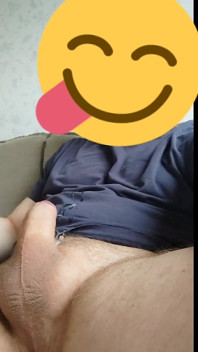 Saya melancap zakar saya dengan lembut dan keras berakhir dengan pancutan mani berkrim tertumpah ke T-Shirt