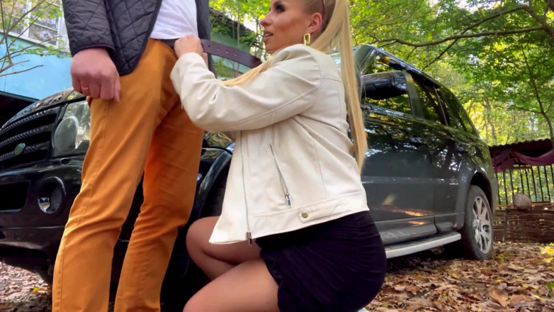 Femdom Sex: La cagna bionda viene scopata nella foresta con creampie