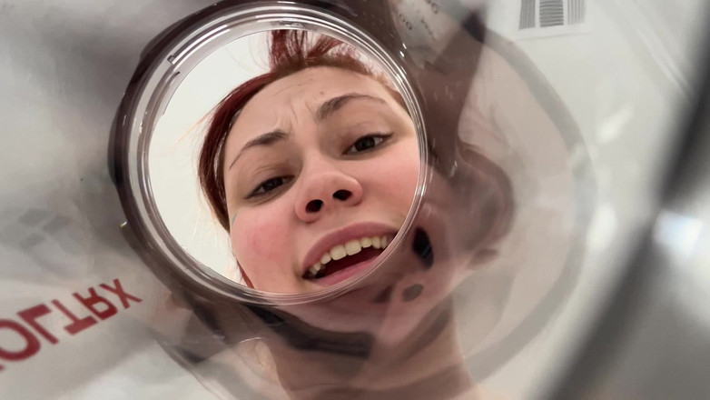 Lenna Lux: Gigante engole você no café