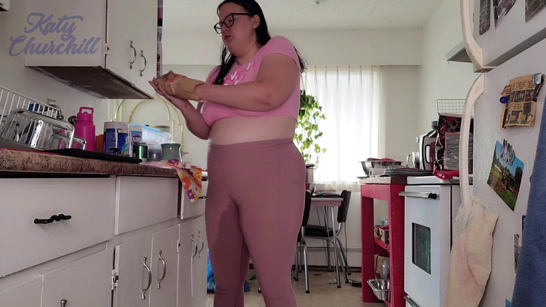 Katy Churchill: 胖荡妇到处撒尿