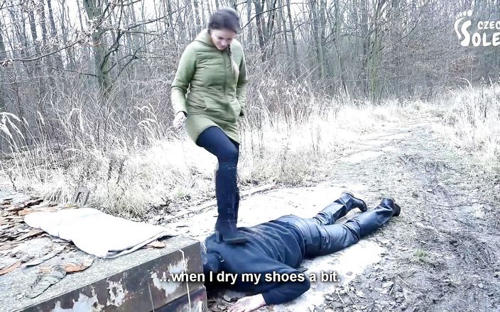 Czech Soles - foot fetish content: Chodzenie pieska na zimno - wielbienie butów