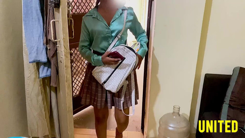 UnitedCourse31: Une fille la voit seule et couche avec sa demi-sœur...