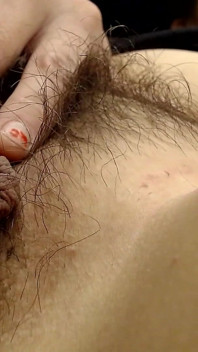 Memek tembus pandang cewek seksi ini lagi asik mainin memek tembus pandang - closeup