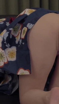 După festival, există o petrecere sălbatică acasă cu fete în kimono! Este bine să-i slăbim kimono-ul