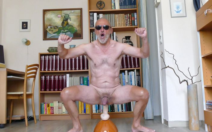 Silver Daddy XXX: Tata jedzie dildo