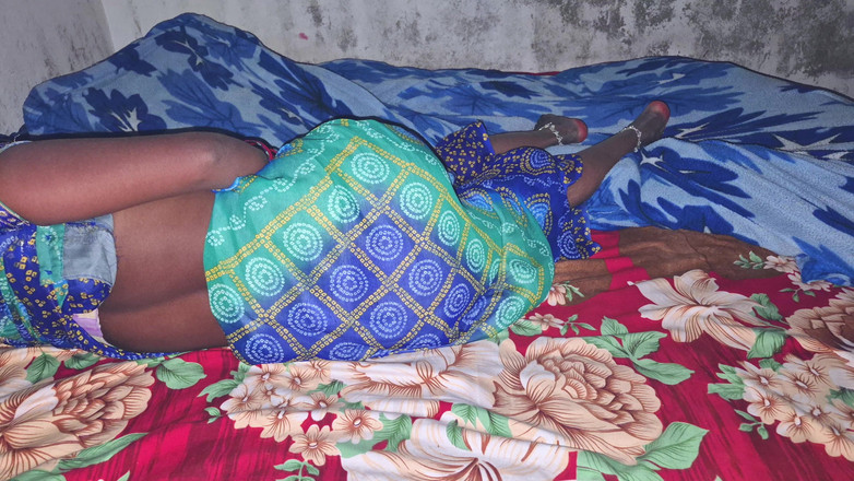 DesiBurChudai: デシ村のセクシーなバービーが夫とセックス