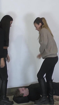 Olga și Natasa adoră să-l calcă în picioare pe Sclav în cizme