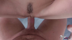 POV Bitch: Chlap využívá veškerou sílu, aby uspokojil brunetku divokou kočičku Evelyn...