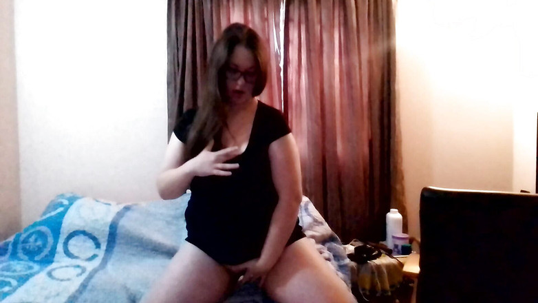 IllustriousAnnie: No puedo dejar de correrme follando mi apretado coño con...