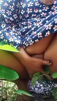 かわいいインド系大学のカムガールが全裸になる