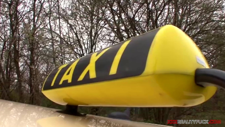 Czech Pornzone: Plimbare cu taxiul a luat-o razna
