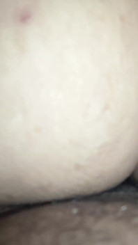 Hijastra caliente fue seducida durante el masaje de su muñeca sexual como un cuerpo. Orgasmo intenso y follada