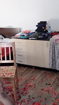 Seksi üvey anne çıplak güllerle eğleniyor.