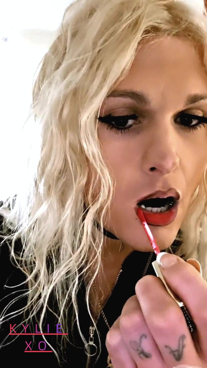 Darkfetish2k: Ze staat te roken, wachtend op je pik