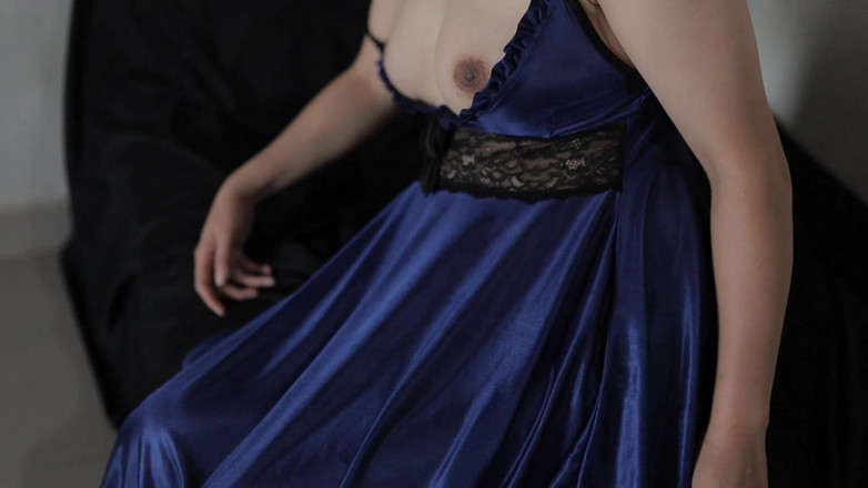 deafheaven666: Peituda indo menina aconchegada por trás enquanto usa vestido de...