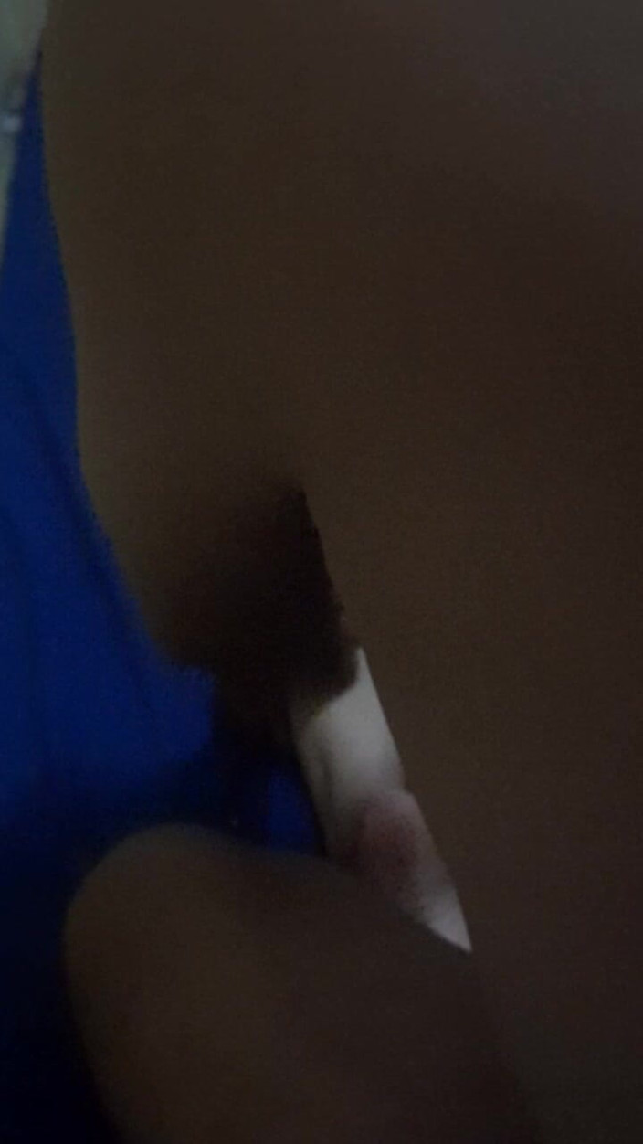 Angelina Pop: Mientras masajeo el culo de la tía, pongo mi polla...