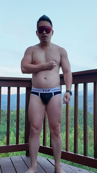 Le balcon d’un beau mec asiatique, flex et éjaculation