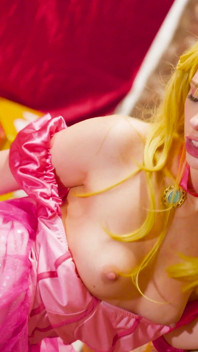 Sky Pierce jako princezna Broskev uspokojuje svou královskou kundičku, dokud se nevystříká - Super Mario Porno Cosplay Parodie