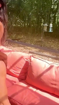 Athena West avale une grosse bite noire puis reçoit un creampie dans la terrasse