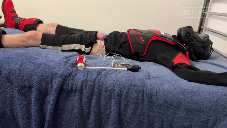 Inmate Cody and SubEdgeX: Twink в Mx Gear отримує муки