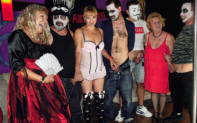 Only Taboo: 万圣节熟女肛交派对群交