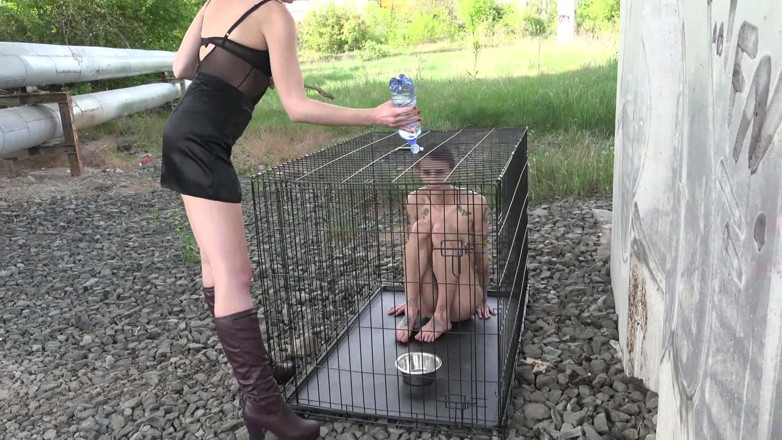 Femdom Austria: Blootgesteld in de openbare schandpapkooi!