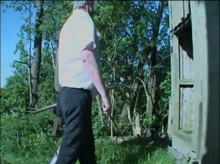 Absolute BDSM films - The original: Seksi köle aşağılıyor, çiftlikte diz çöküyor