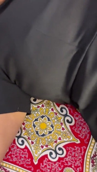 La ragazza dell'ufficio è stata chiamata per pulire il fan, guardando le sue mutandine rosse il capo ha fatto sesso duro in camera da letto