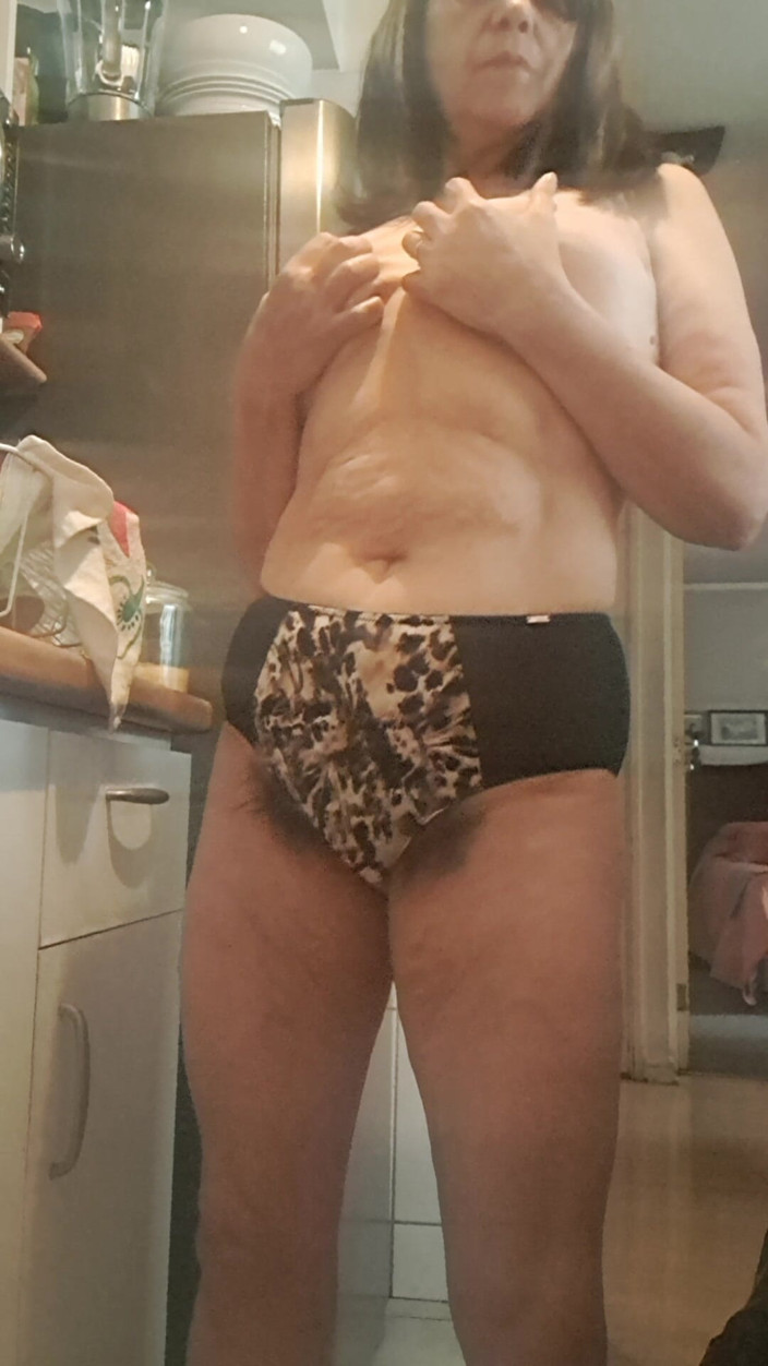 Mommy big hairy pussy: 부엌에서 따먹히는 새엄마