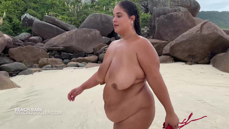 Busty BBW Latinas: Analua, BBW, masturbation à poil à la plage