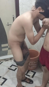 Dejó al vecino en el baño y corrida