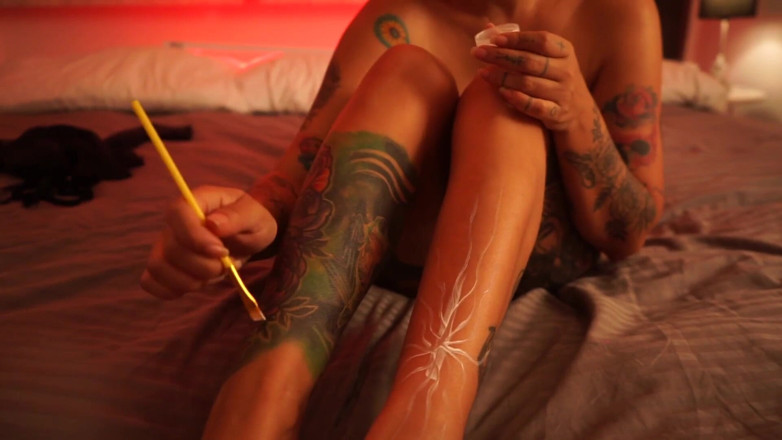 Cipriani: Hot girl with neon masturbates while chatting