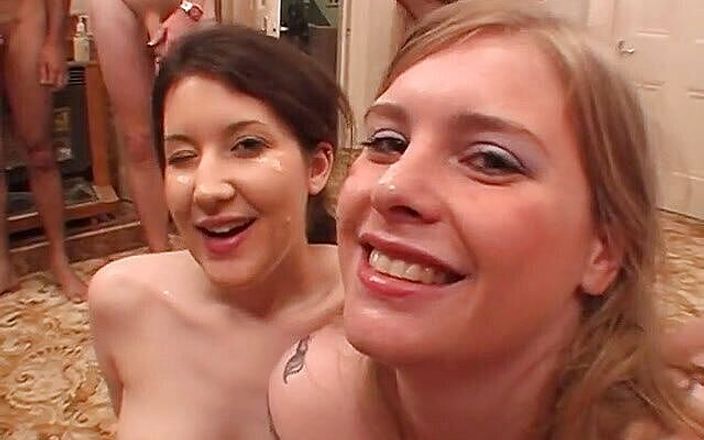 British Bukkake Babes: दो वेश्याओं को सभी लंड चूसना पसंद है