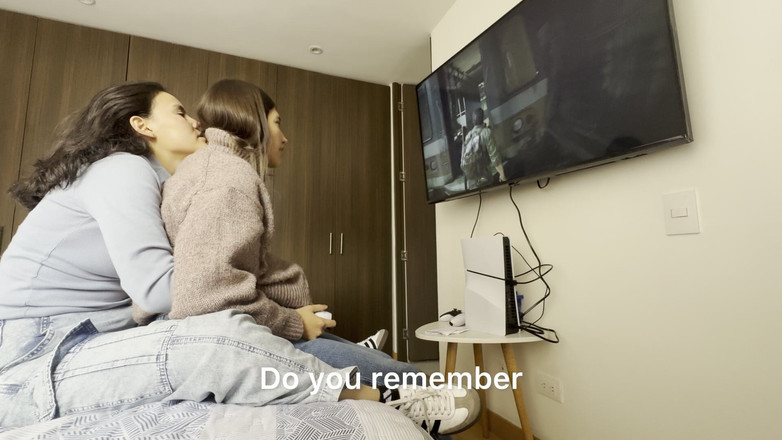 scarlettandc: Sexo Lesbico Mientras Mijor Amiga Juega Videojuegos