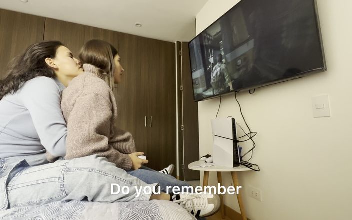 scarlettandc: Sekso lesbico mientras mi mejor amiga juega videojuegos