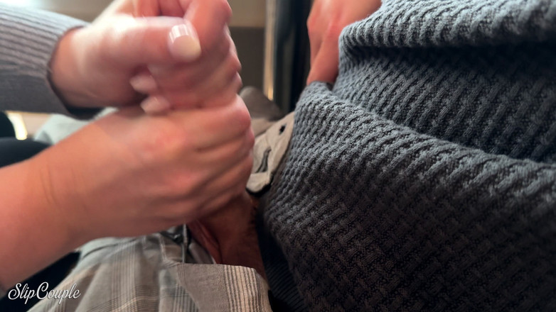 SlipCouple: La Ragazza Arrapata Gioca Con Il Cazzo Nel Ristorante Fast...