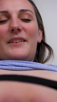 Clara ti usa come la sua bambola da scopare - Clara Dee punto di vista cowgirl e sborrata negata
