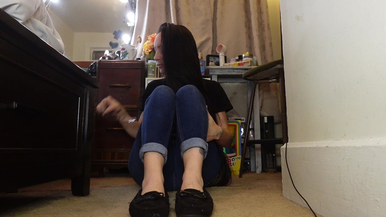 Raven Willow: 秘密出来，我爱上了我脚的恶臭