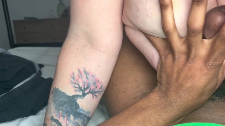 Cory Strokes: Livie Blainn trait Cory caresse en lisant