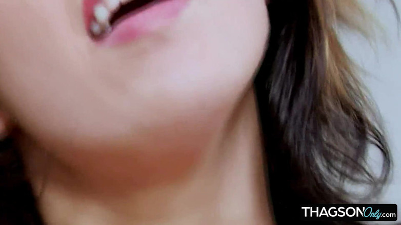 THAGSON ONLY: Awek blonde memuaskan dirinya dengan faucet di dapur