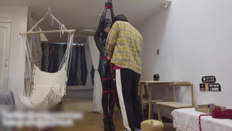 Aisan girl bondage: Mz11-látex - contenção e chicotadas de látex