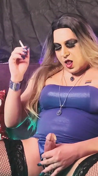 Holly Cox sigara içiyor, yarak ve kelepçeli